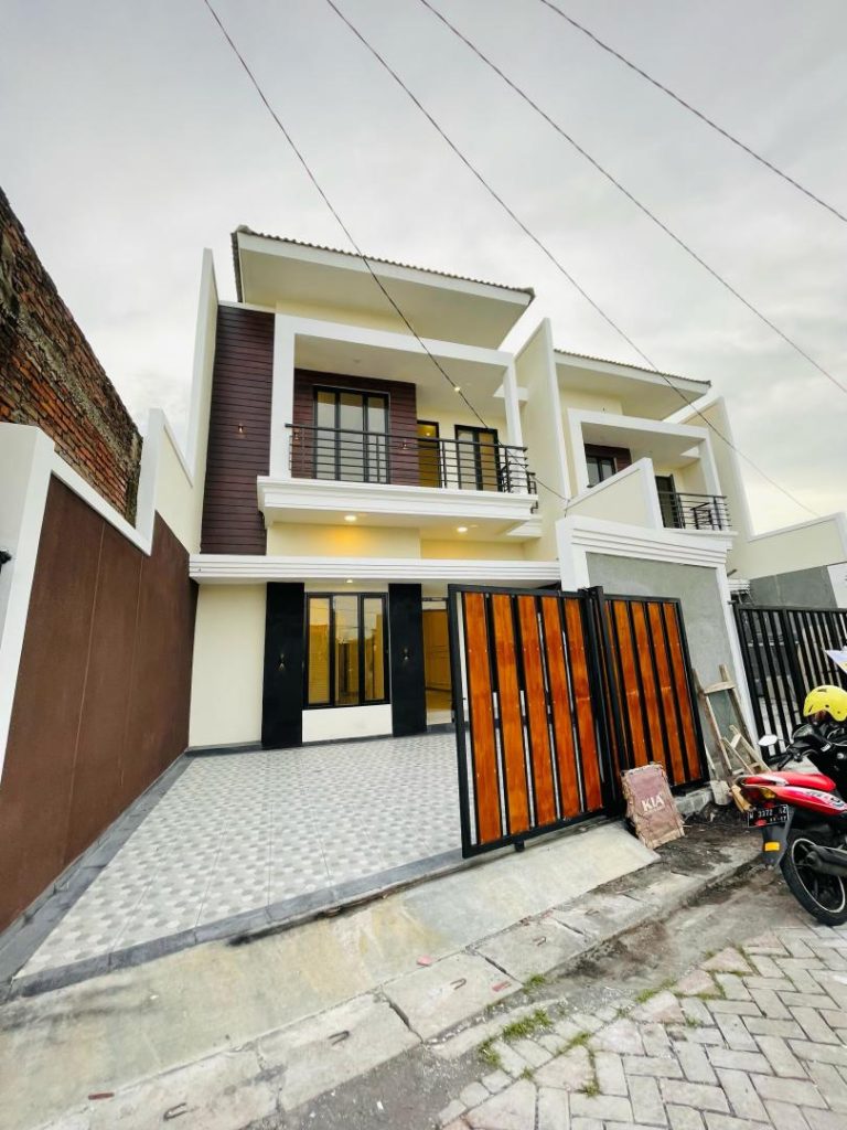 Rumah Dijual Surabaya, Rumah Baru Gress Lebar 7 dengan LT 150m² LB 300m², Area Strategis Rungkut